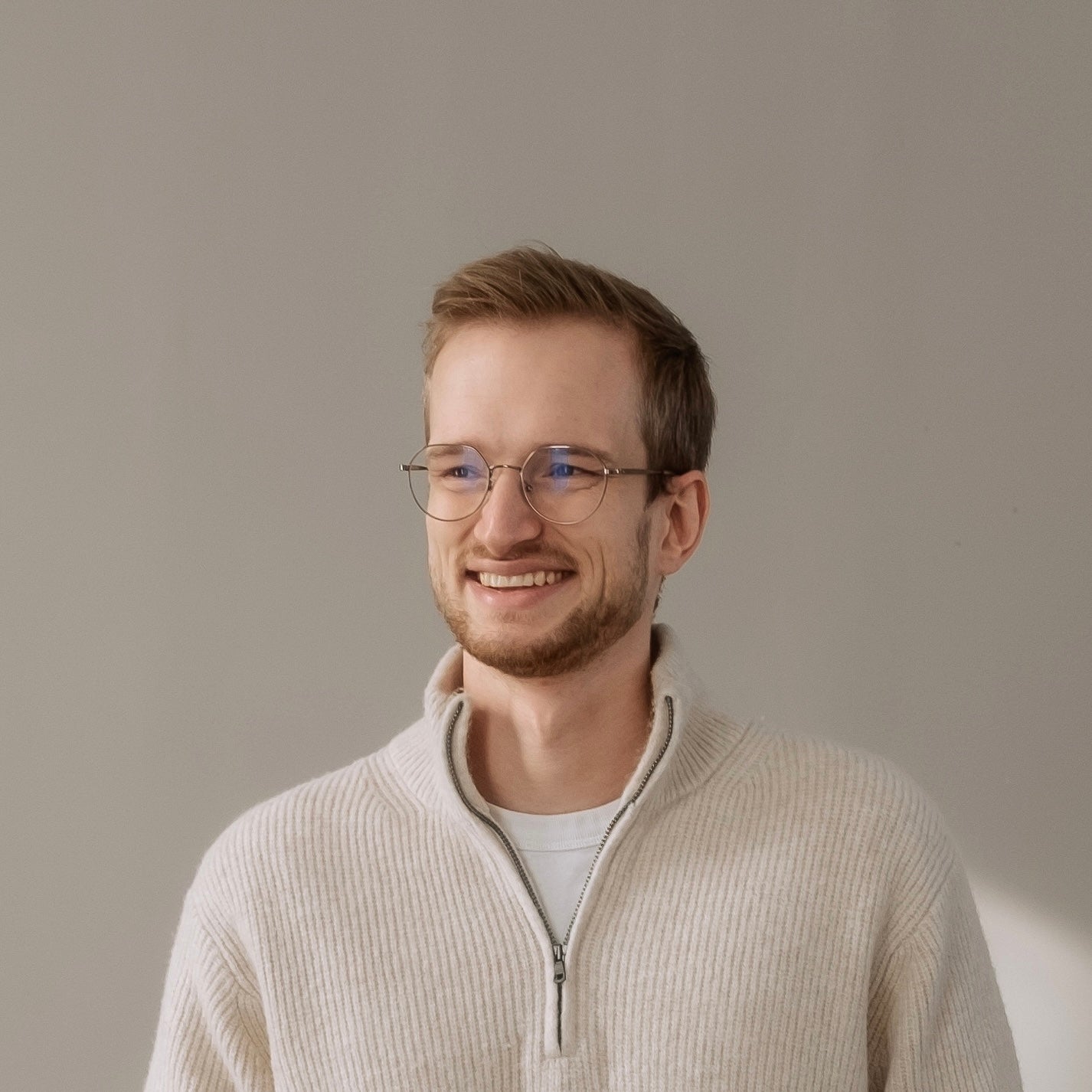 Portraitbild von Lukas Harsch, Gründer momentify